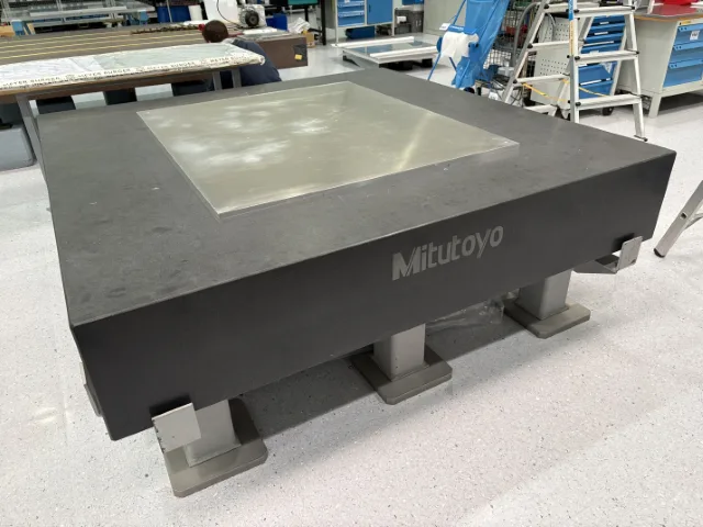 2000 x 2000 x 350 MITUTOYO